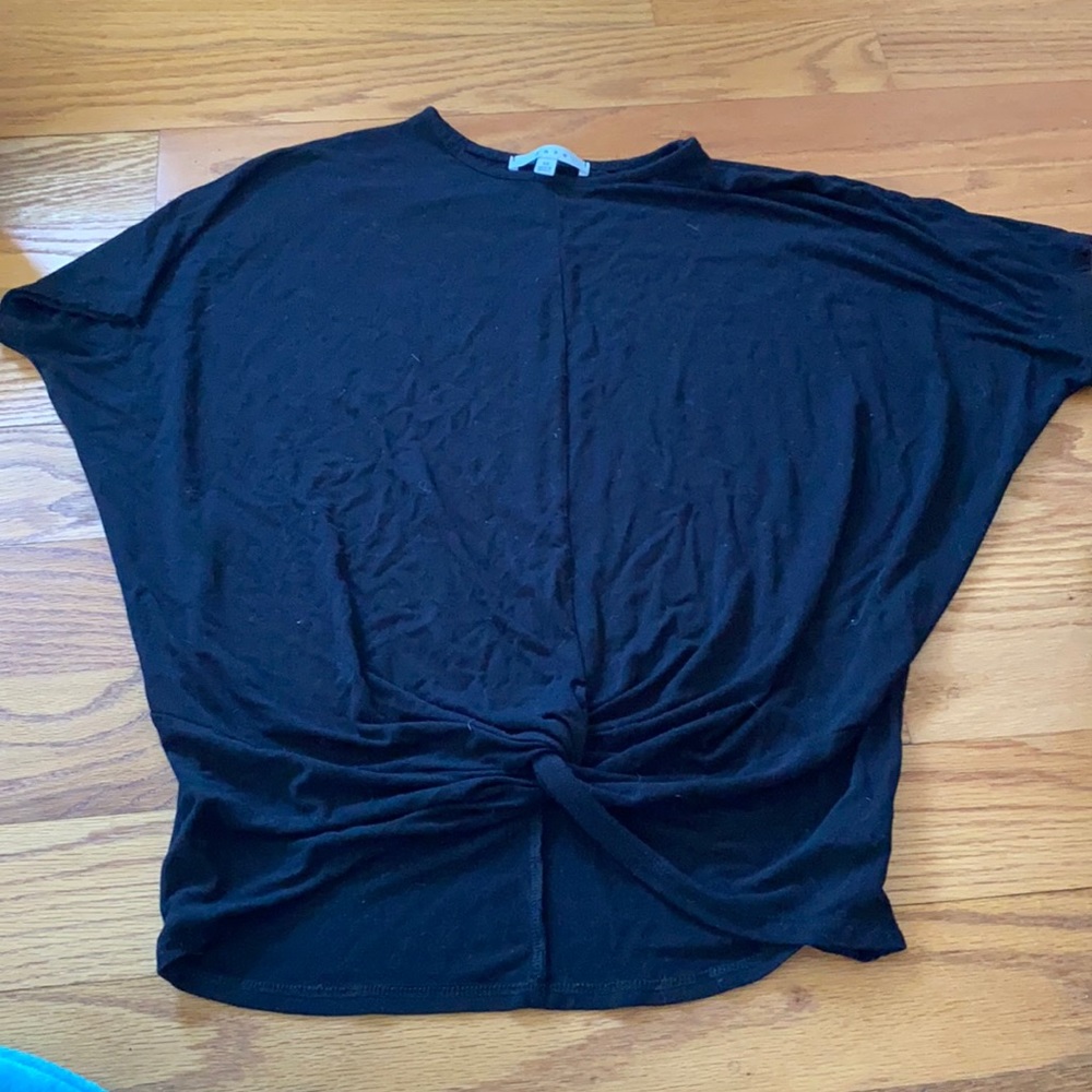 Black short sleeve shirt with knot on the bottom